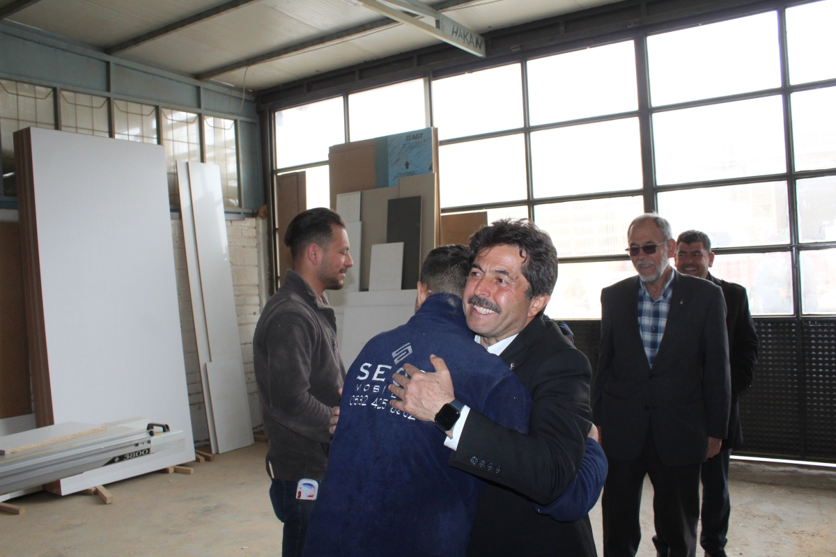 AK Parti Karaman Milletvekili adayı Osman Sağlam çalışmayan aracı ittirdi
