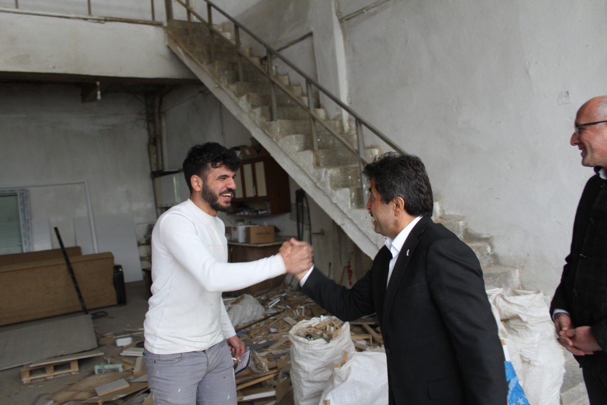 AK Parti Karaman Milletvekili adayı Osman Sağlam çalışmayan aracı ittirdi