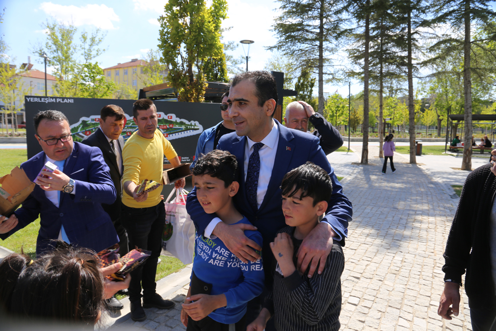 BAŞKAN KALAYCI AÇILIŞ TÖRENİNE KATILIDI ÇEVREDE BULUNAN ESNAF VE VATANDAŞLARI ZİYARET ETTİ