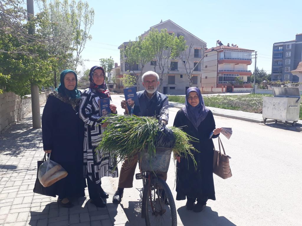 AK Parti Kadın Kolları Kapı Kapı Geziyor