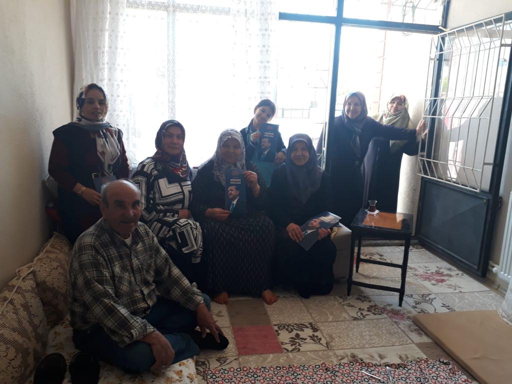 AK Parti Kadın Kolları Kapı Kapı Geziyor