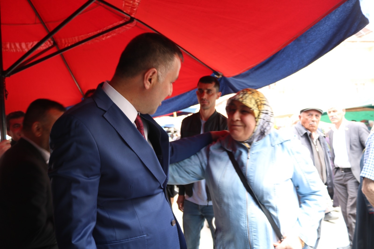 Pazar esnaflarından Ünüvar’a pankart sürprizi