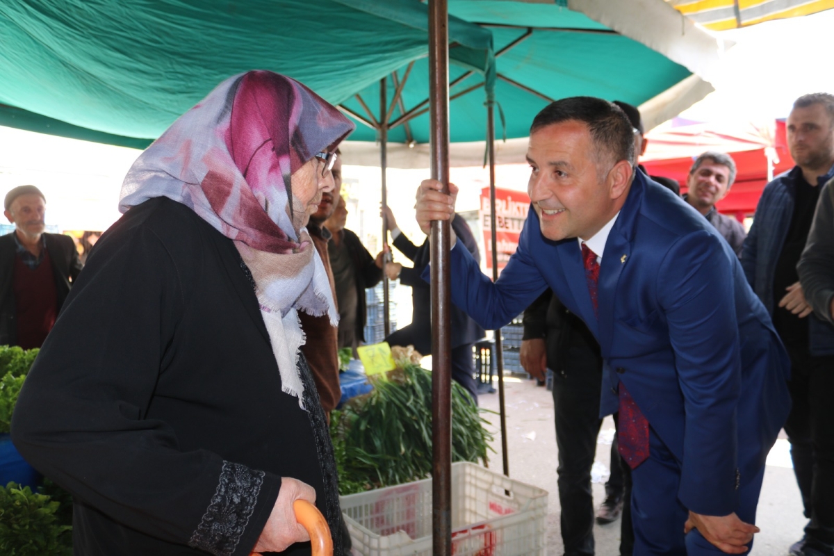 Pazar esnaflarından Ünüvar’a pankart sürprizi