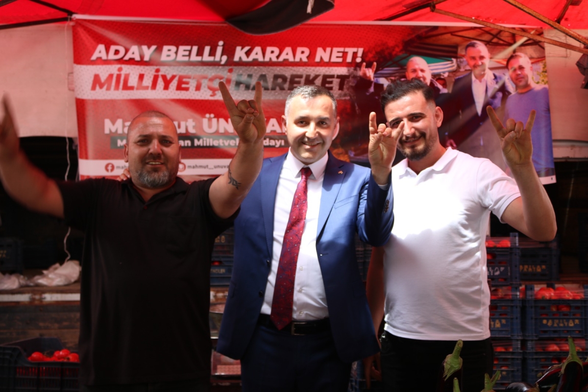 Pazar esnaflarından Ünüvar’a pankart sürprizi