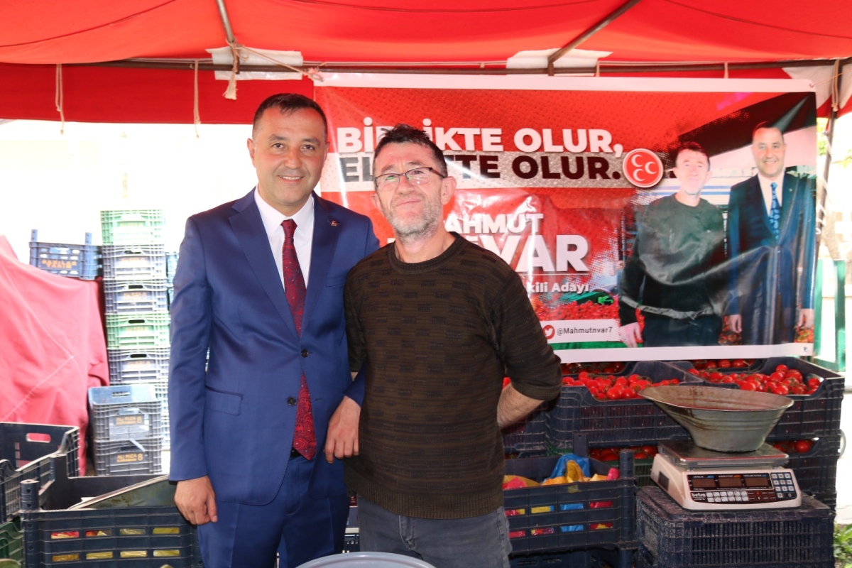 Pazar esnaflarından Ünüvar’a pankart sürprizi