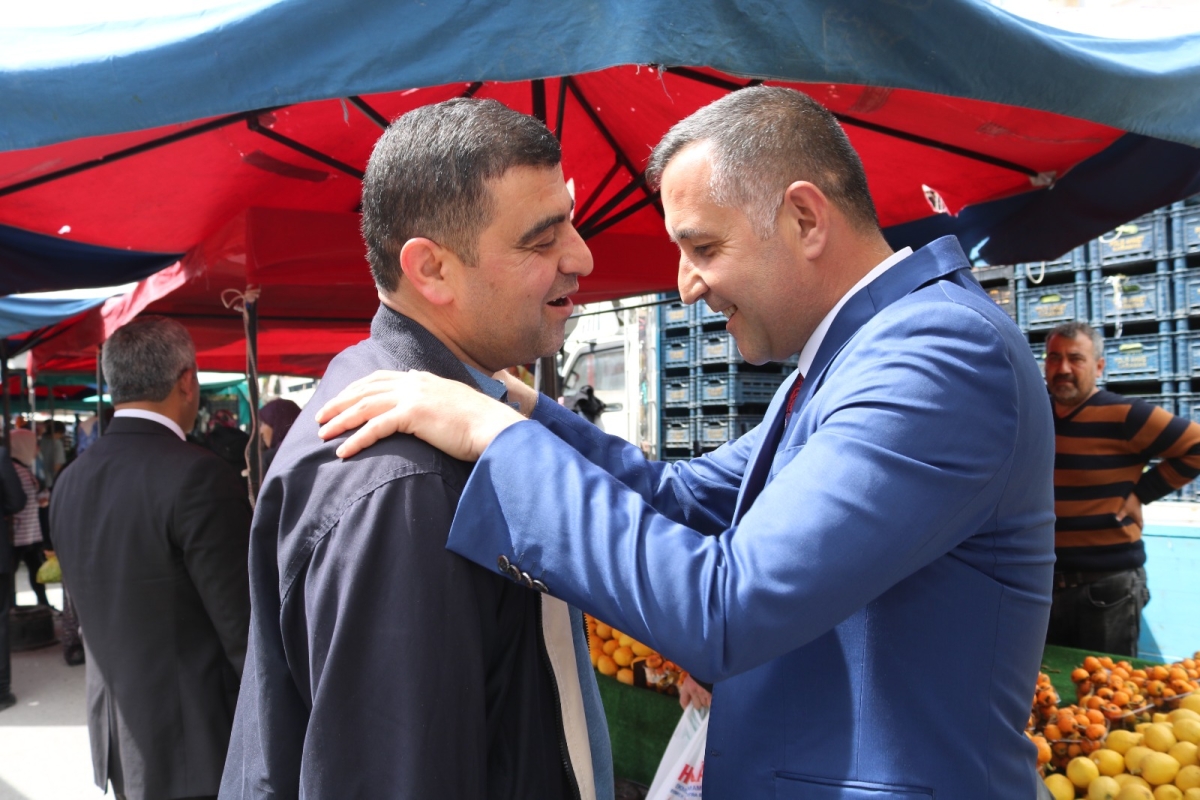 Pazar esnaflarından Ünüvar’a pankart sürprizi