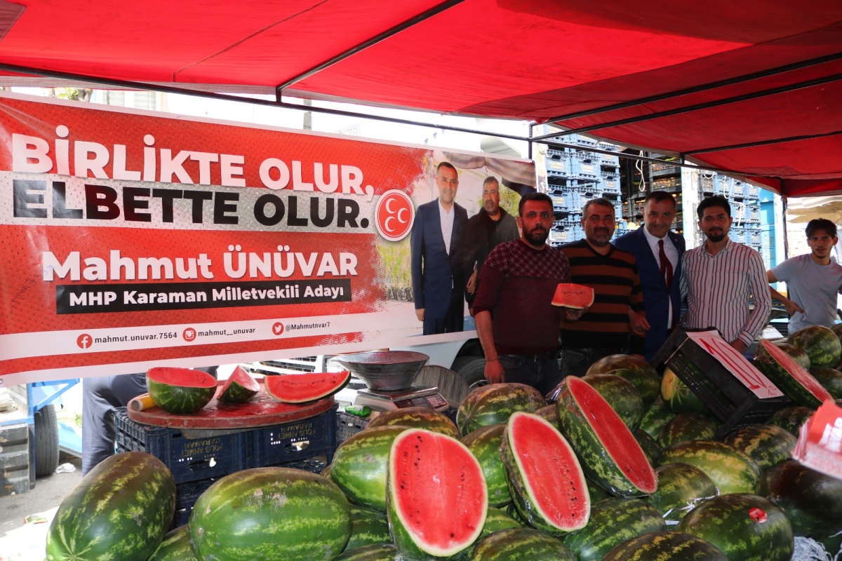 Pazar esnaflarından Ünüvar’a pankart sürprizi