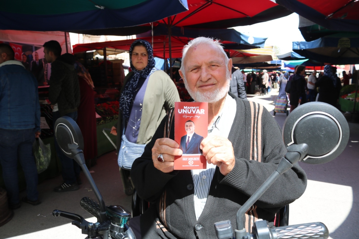 Pazar esnaflarından Ünüvar’a pankart sürprizi