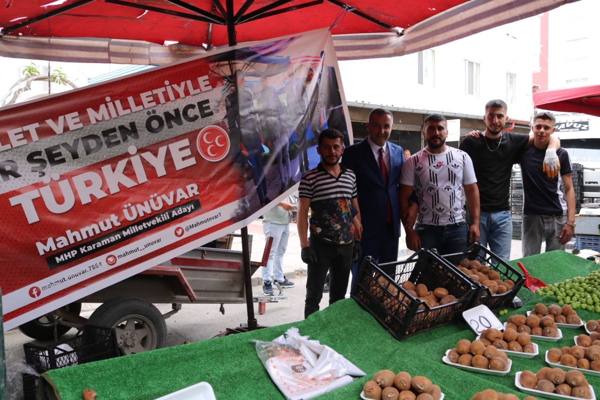 Pazar esnaflarından Ünüvar’a pankart sürprizi