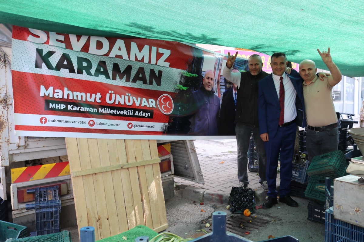 Pazar esnaflarından Ünüvar’a pankart sürprizi