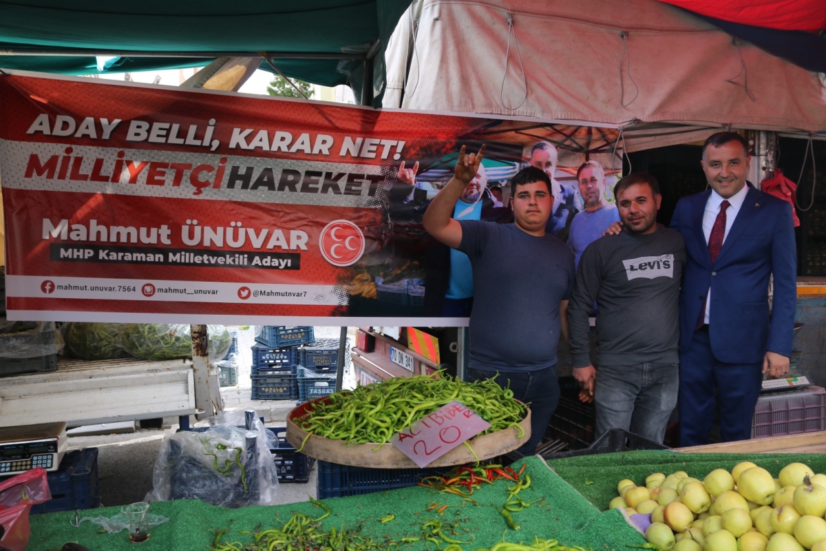 Pazar esnaflarından Ünüvar’a pankart sürprizi