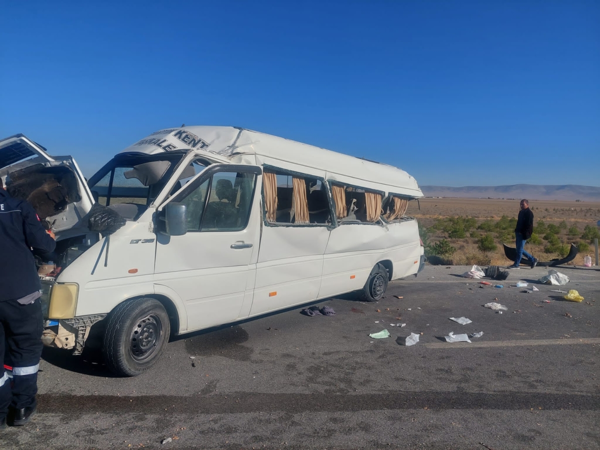 Karaman'da Servis Kaza Yaptı: 1 Ölü, 11 Yaralı