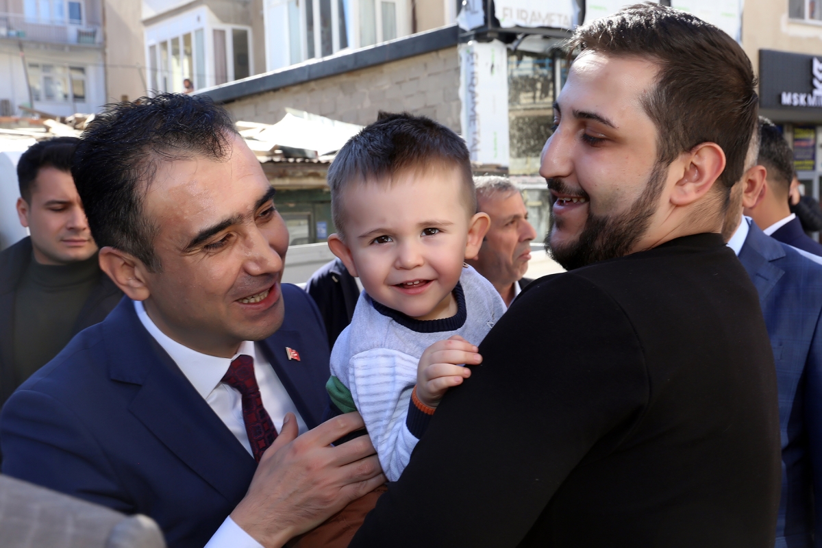 BAŞKAN KALAYCI KARAMAN’I SOKAK SOKAK GEZİYOR