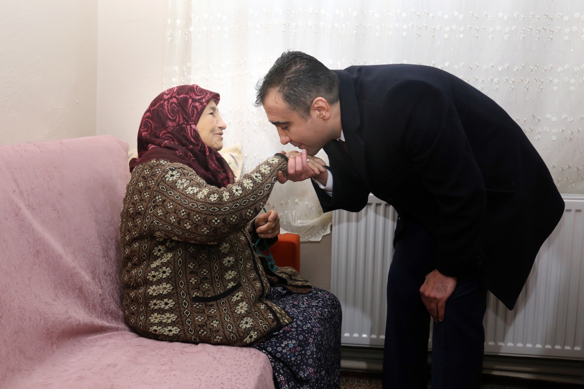 BAŞKAN KALAYCI KARAMAN’I SOKAK SOKAK GEZİYOR