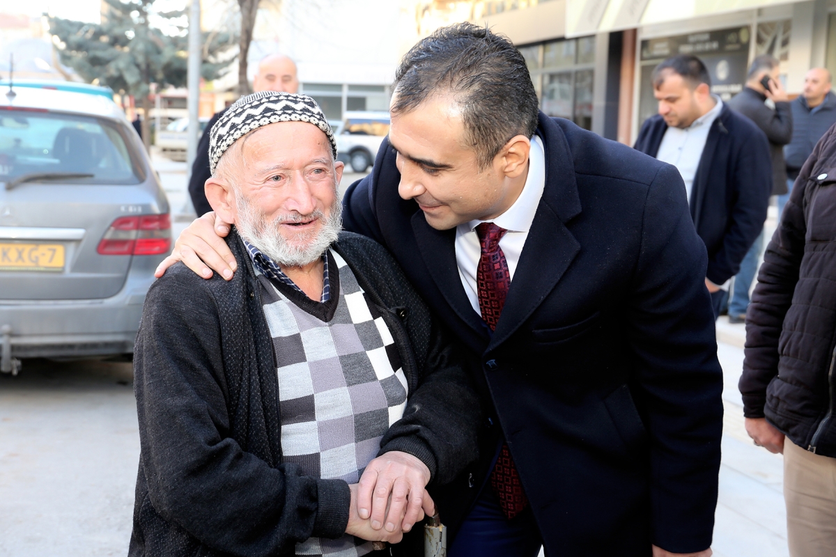BAŞKAN KALAYCI KARAMAN’I SOKAK SOKAK GEZİYOR