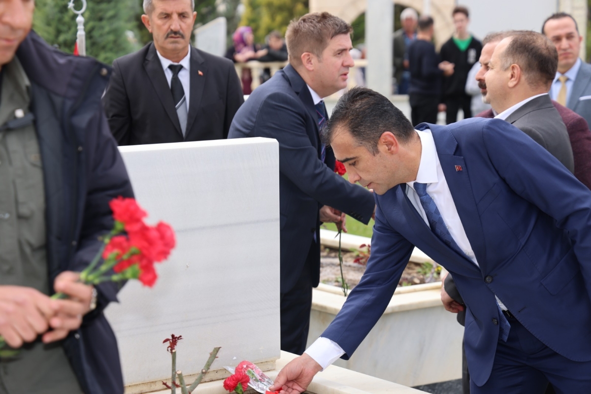 BAYRAM ARİFESİNDE ŞEHİTLİK ZİYARET EDİLDİ