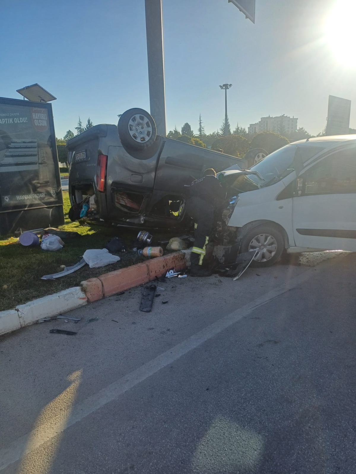 Karaman’da İki Hafif Ticari Araç Çarpıştı: 3 Yaralı