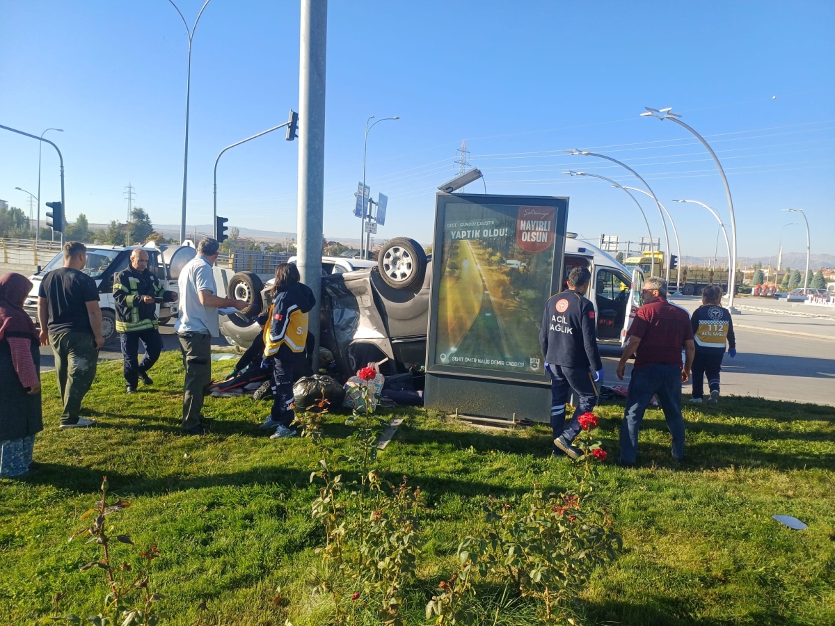 Karaman’da İki Hafif Ticari Araç Çarpıştı: 3 Yaralı