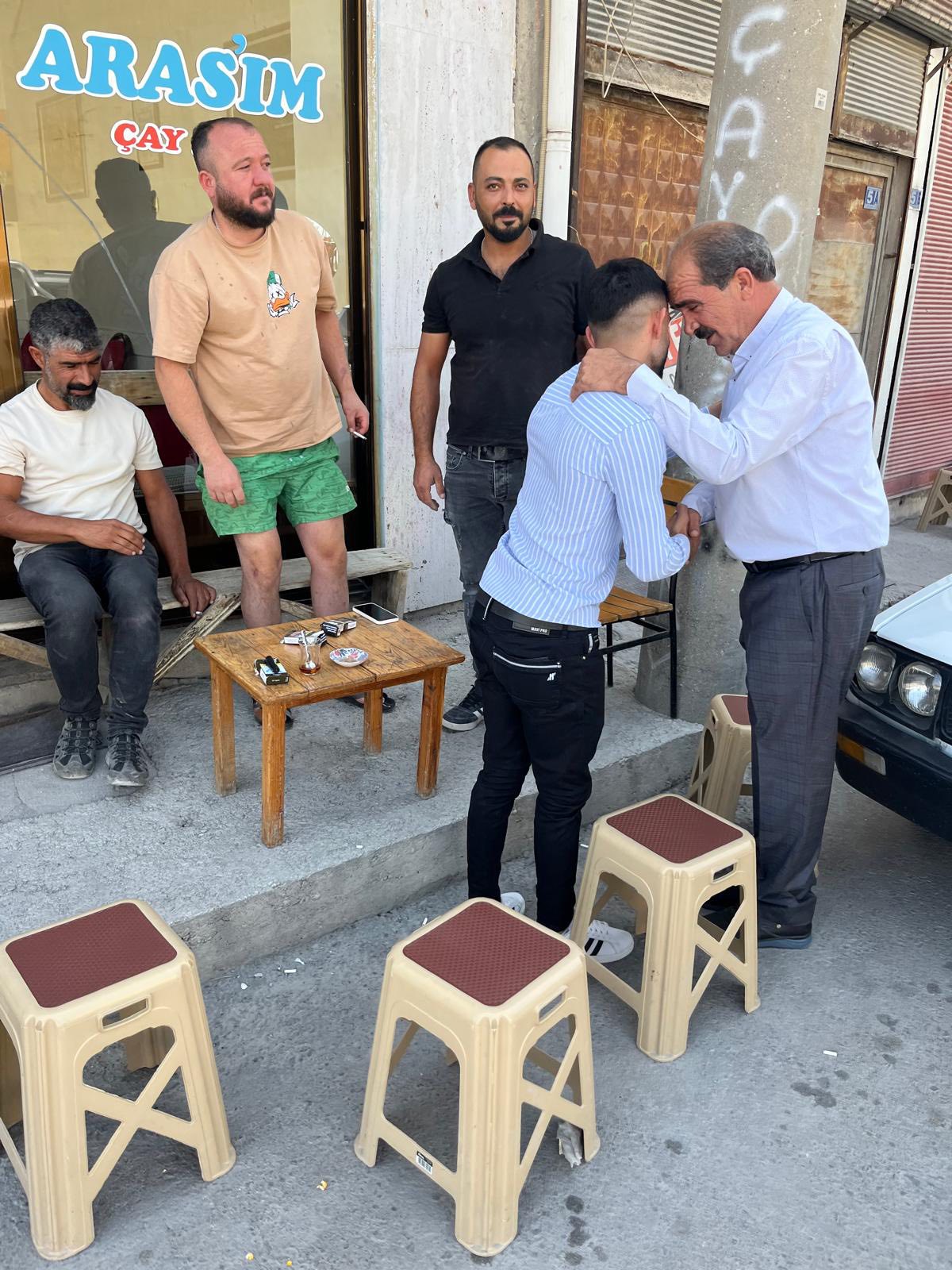 Abdullah Çelik, çiftçilerle buluştu: “Kalplerinde olduğumuzu gördük”