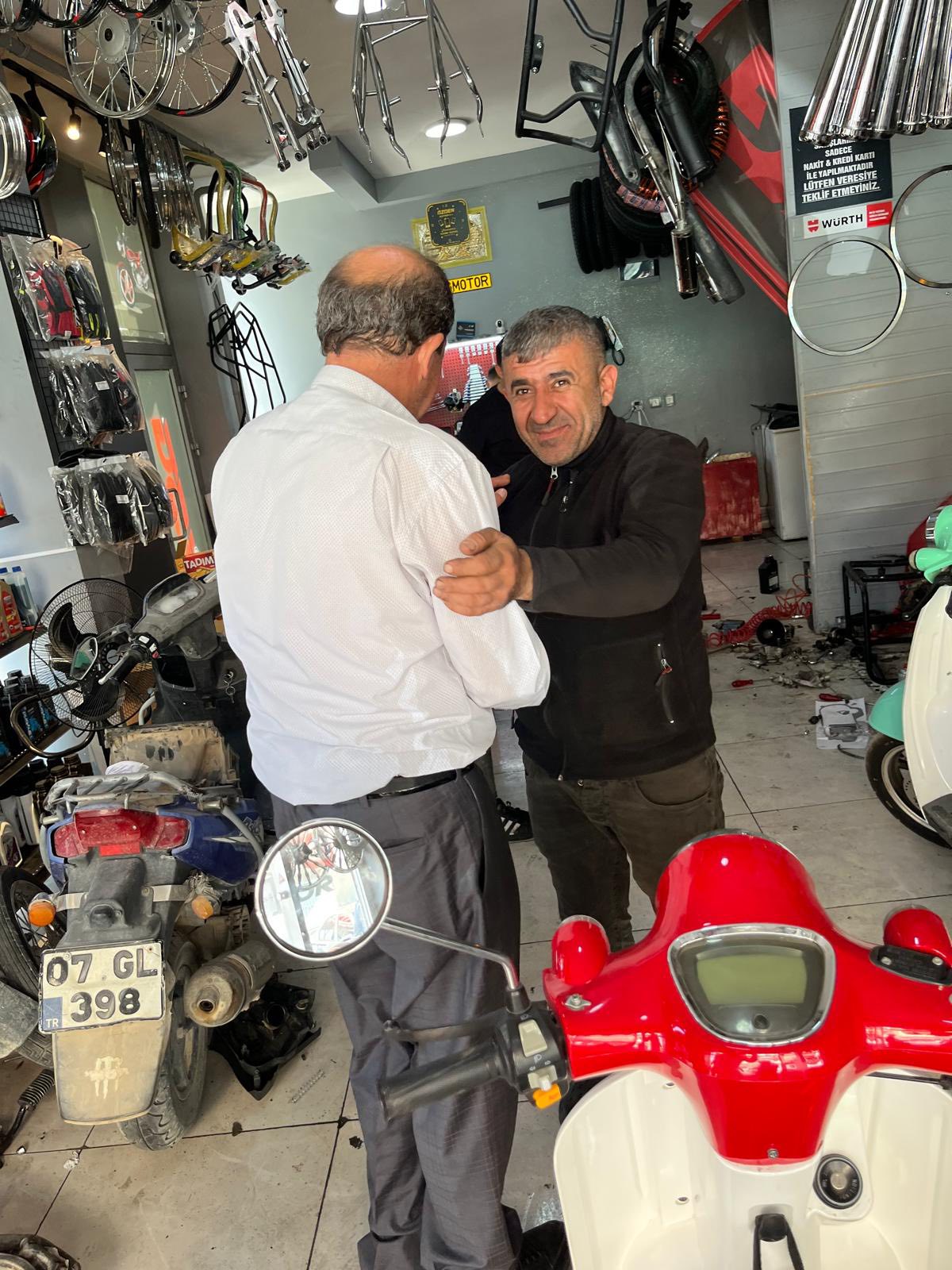 Abdullah Çelik, çiftçilerle buluştu: “Kalplerinde olduğumuzu gördük”
