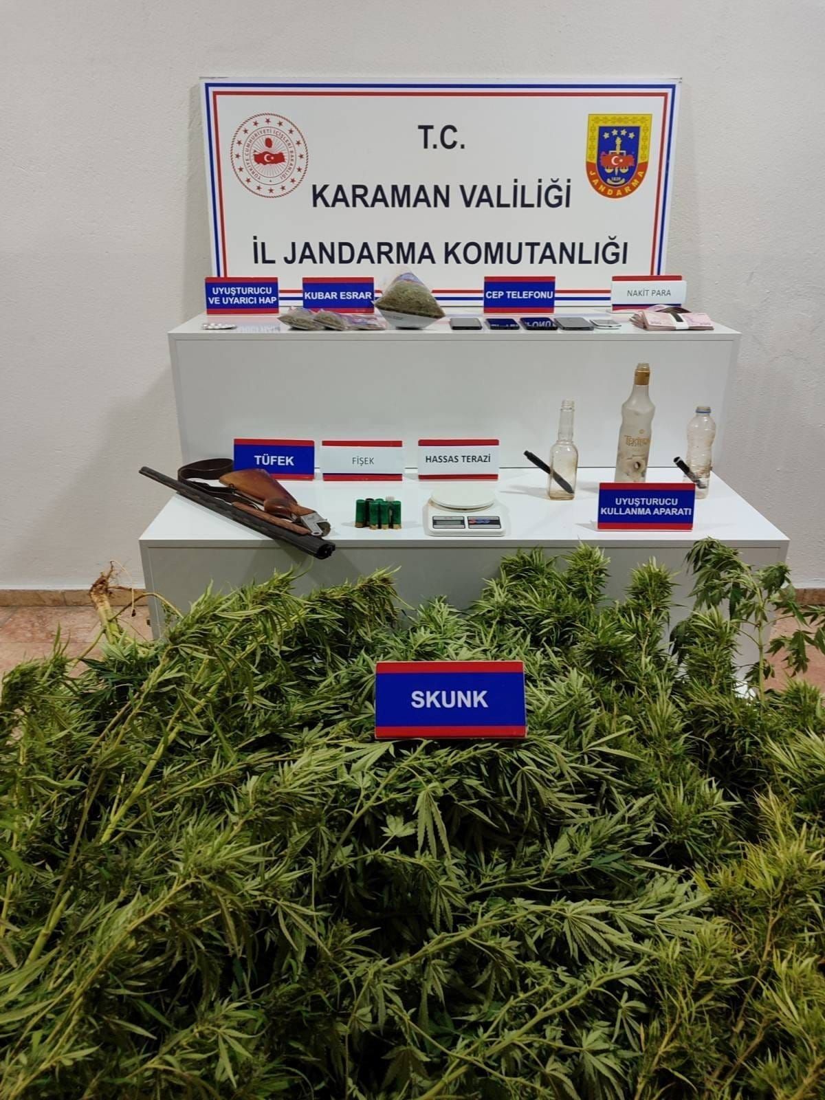 Karaman'da Uyuşturucu ve Kaçak Ürün Operasyonu: Bonzai, Skunk ve Kenevir Ele Geçirildi