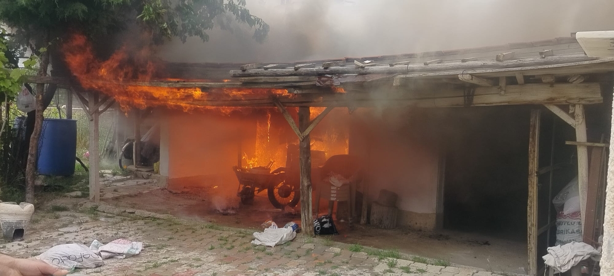 Karaman’da Müştemilatta Çıkan Yangın Eve Sıçramadan Söndürüldü