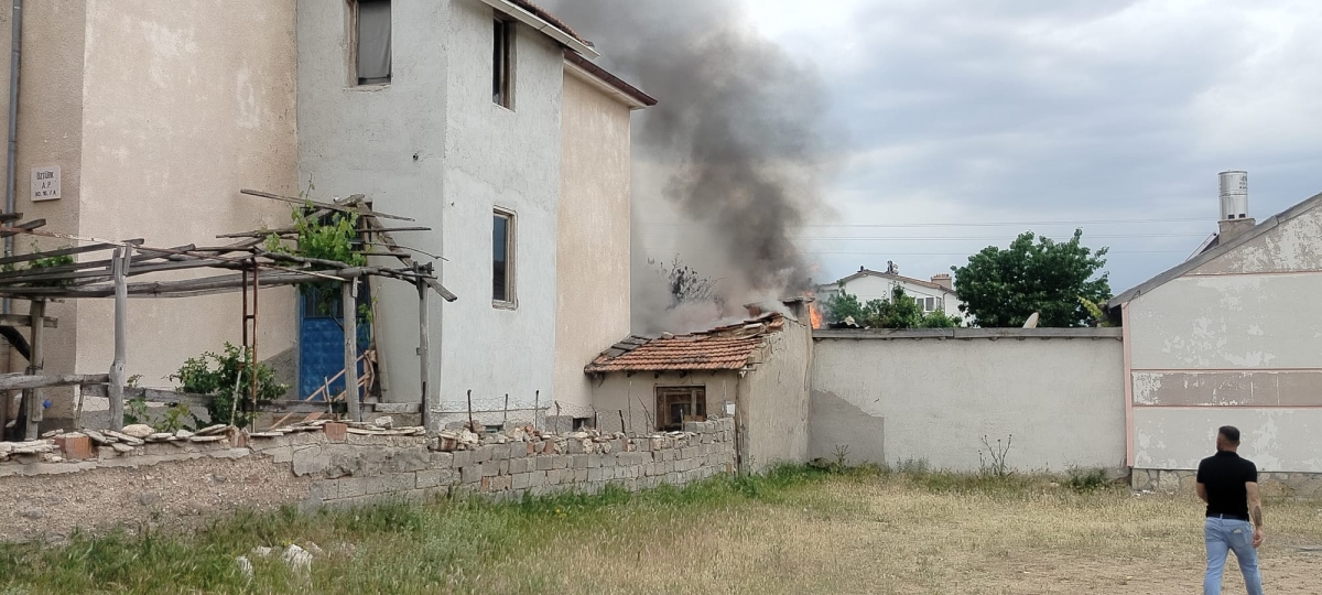 Karaman’da Müştemilatta Çıkan Yangın Eve Sıçramadan Söndürüldü