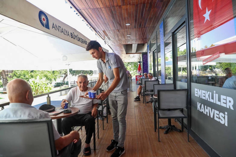 Antalya Büyükşehir Emekliler Kahvesi emeklilere nefes aldırıyor