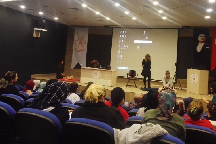 Antalya'daki Kız Yurdunda İlk Yardım Eğitimi Programı