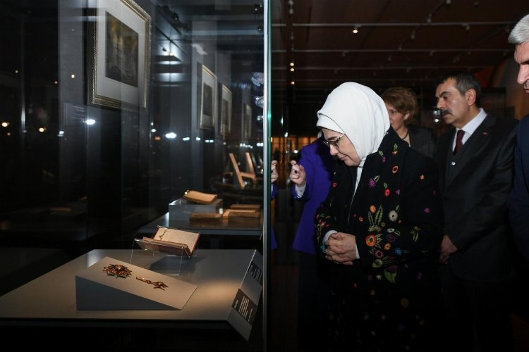 Emine Erdoğan'dan 'Maarif' sergisine ziyaret