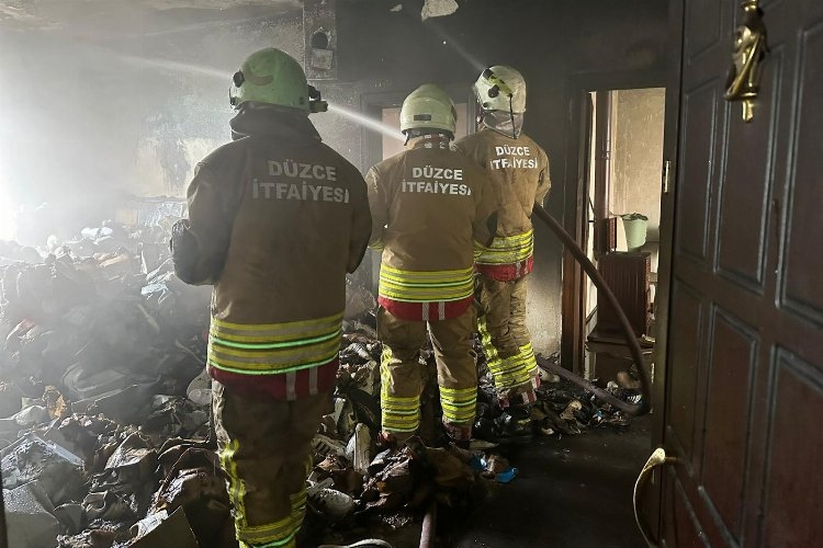 Düzce'de 2 katlı evde yangın paniği 