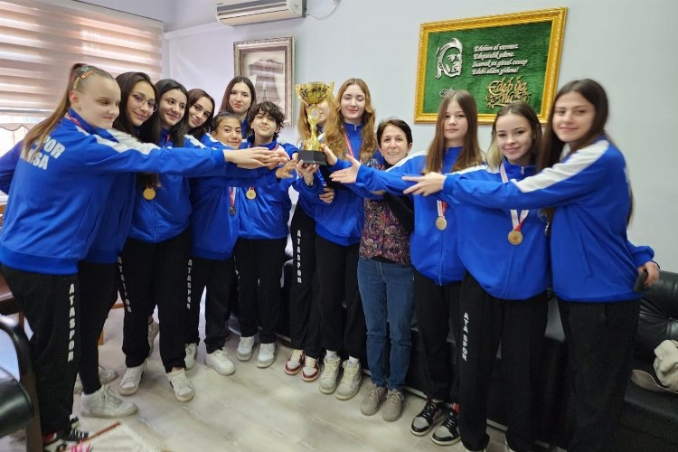 Ata Sporlu genç kızlardan Müdür Demirtaş'a ziyaret
