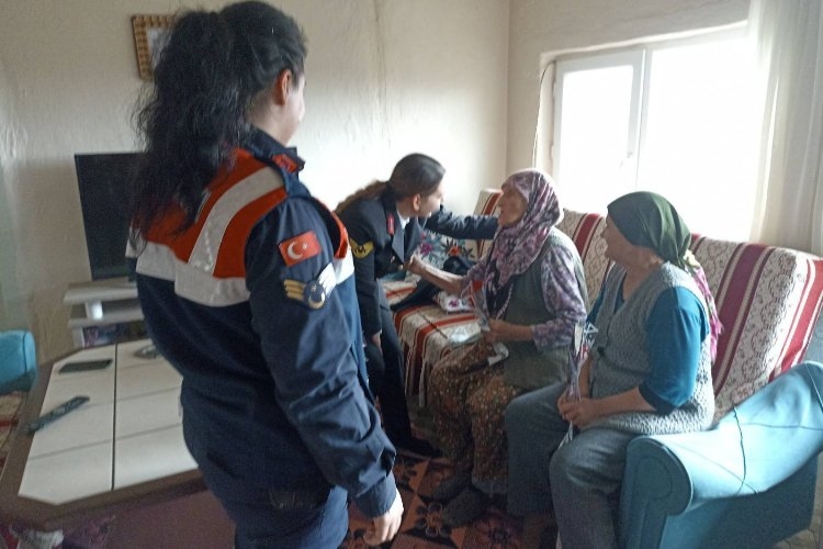 Edirne'de 97 yaşındaki Şahsine Tüfekçi'ye kadınlar günü ziyareti