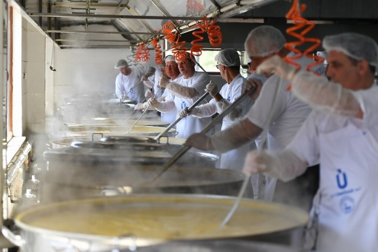 Üsküdar'da 30 bin kişiye sıcak yemek