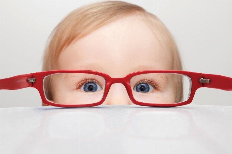 Göz Sağlığını Tehdit Eden Küçük Ekranlar: Şaşılık Artışı Endişe Verici!