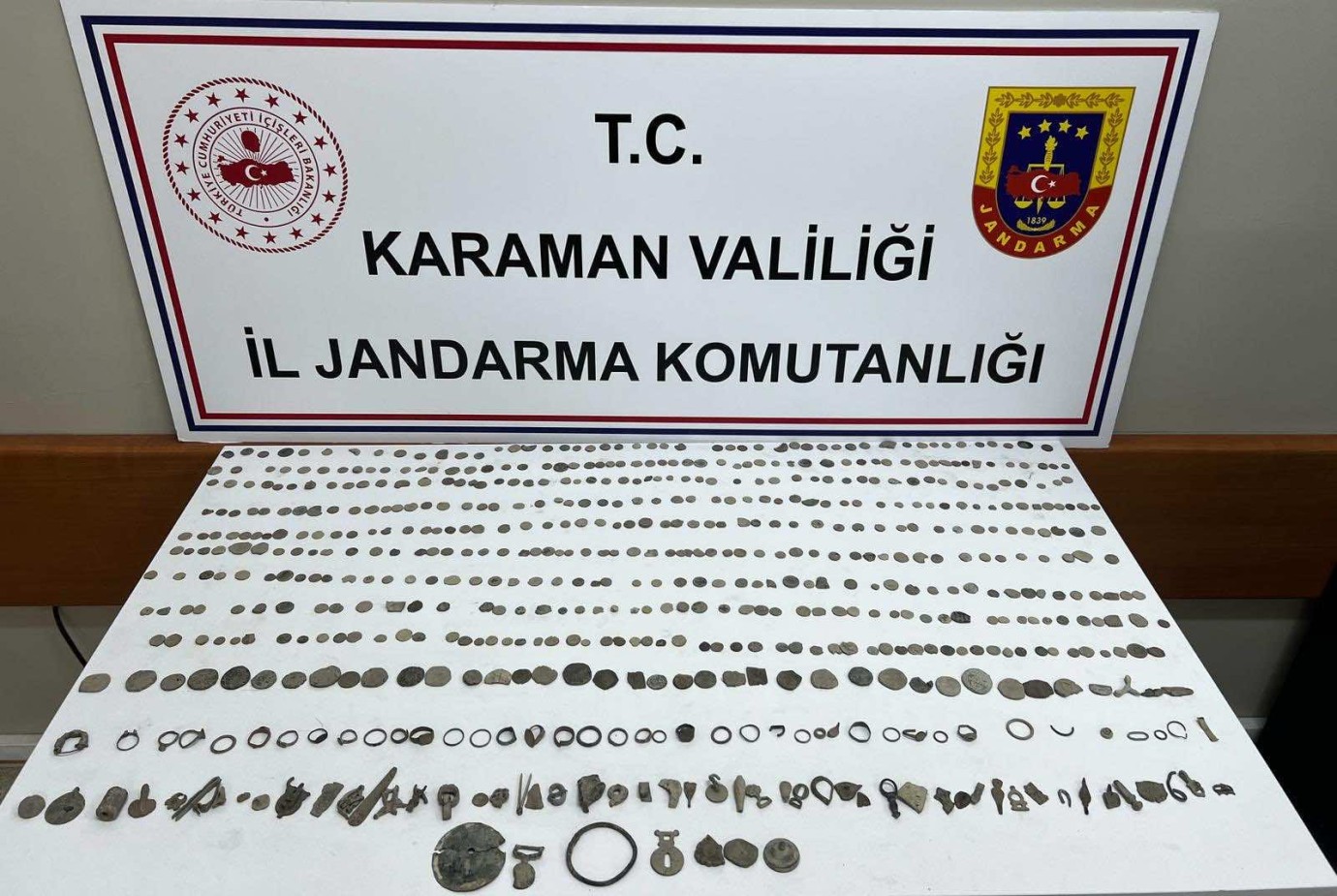 Jandarma Tarihi Eser Kaçakçılarını Yakaladı