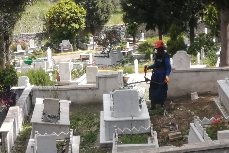 Muğla'da bayram öncesi mezarlık temizliği
