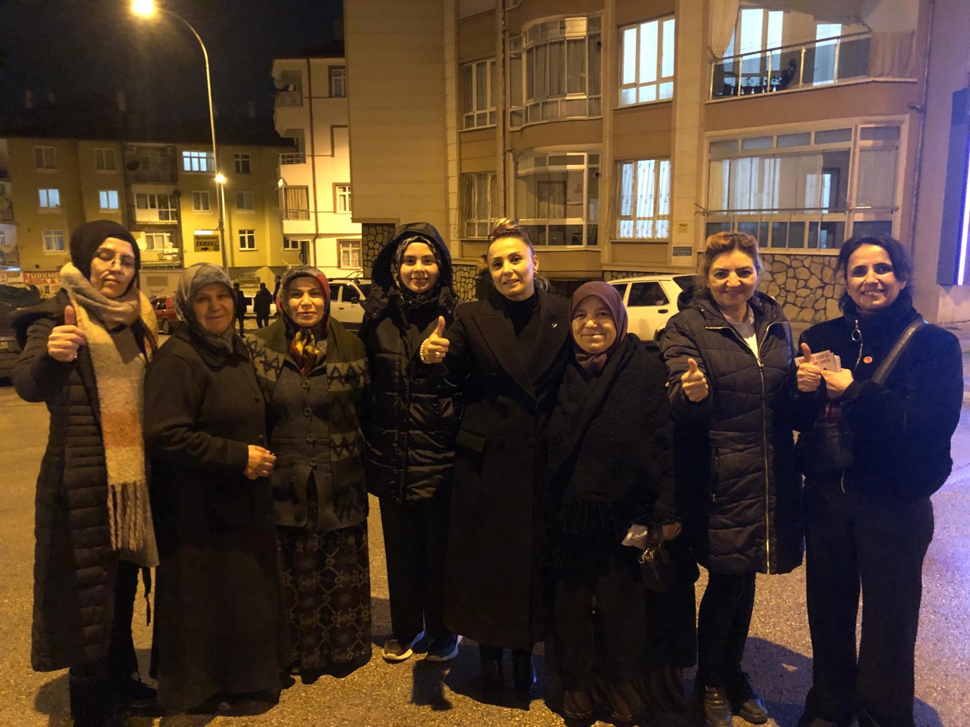 Elif Çeliktaş, Çat Kapı Ziyaretlerine Devam Ediyor