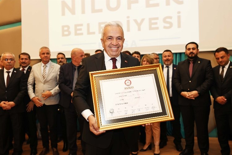 Bursa Nilüfer'de Şadi Özdemir mazbatasını aldı