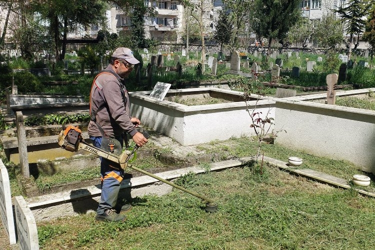 Sakarya'da mezarlıklar bayrama hazırlanıyor