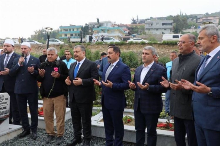 Bakan Koca Ve Başkan Öntürk deprem şehitliğini ziyaret etti