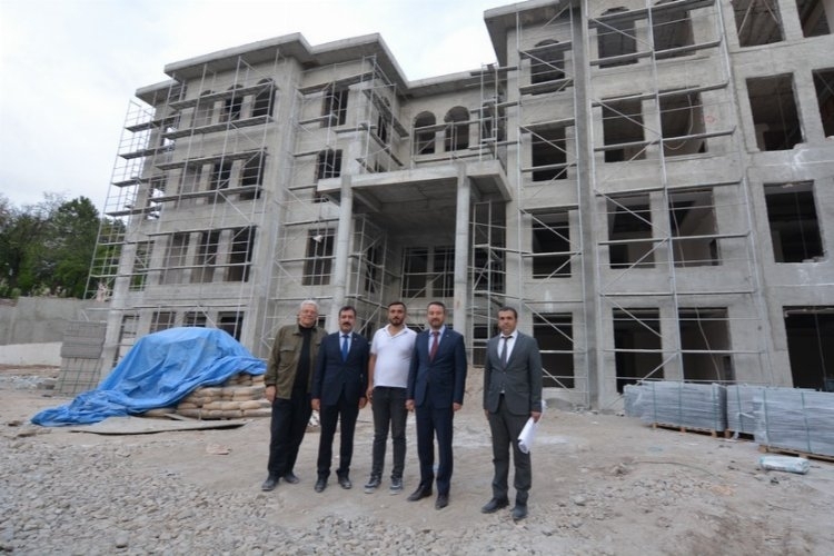 Başkan Adnan Öztaş, Yeni Belediye Binası İnşaatını Yerinde Denetledi