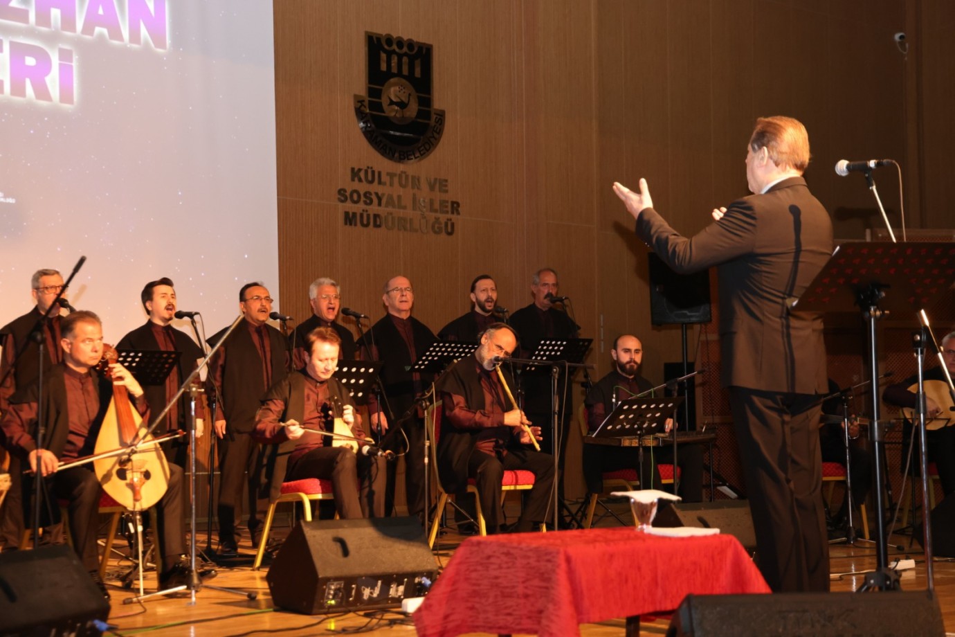 AHMET ÖZHAN'DAN MUHTEŞEM KONSER
