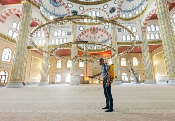 Nevşehir Belediyesi’nden Gül Suyu İle Cami Temizliği
