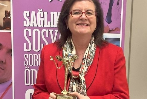 'Bilim Gençlerle Kazanacak' Projesine 'Sağlıkta Sosyal Sorumluluk' Ödülü Verildi