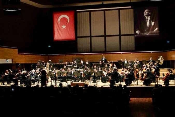 Uludağ İçecek’ten İzmir’de &Prime;Bir Ulus Uyanıyor&Prime; resitali