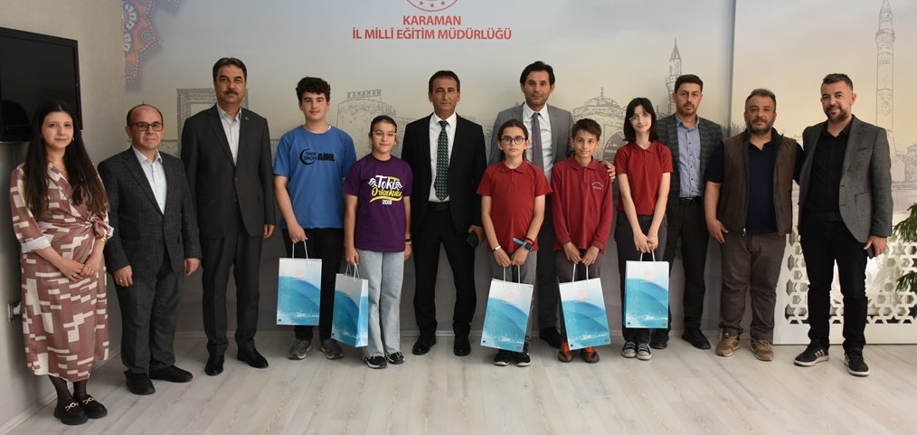 Genç Yetenekler İngilizceyle Sahne Aldı, İl Müdürü Çalışkan Başarılarını Ödüllendirdi
