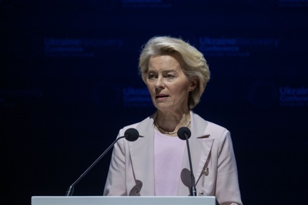 Leyen: Avrupa, Fransa'nın yanında yer alıyor