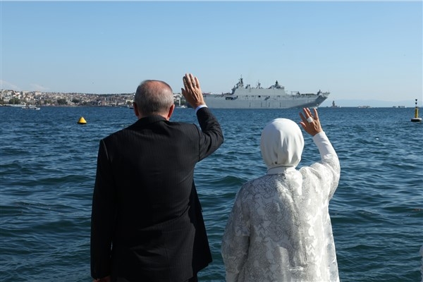 Cumhurbaşkanı Erdoğan, İstanbul Boğazı'ndan geçiş yapan gemileri selamladı