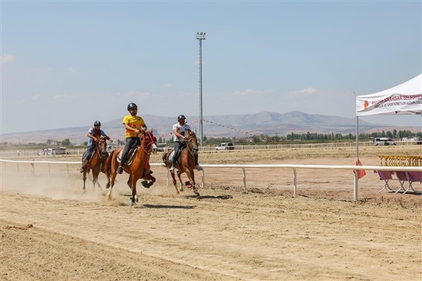 Rahvan At Yarışları Zafer Kupası, Afyonkarahisar'da gerçekleşti